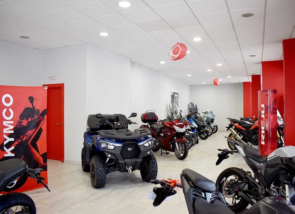 Exposición de uno de los locales de Moto Deporte donde están expuestas varios modelos de motos.
