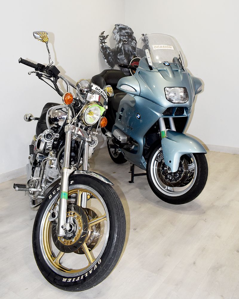 Exposición de uno de los locales de Moto Deporte donde se ven dos de los modelos de motos.