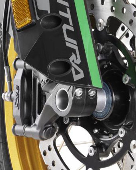 Primer plano del radio de una rueda de moto.