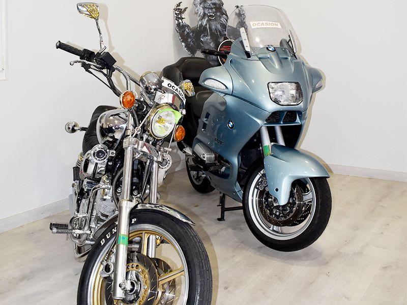 Exposición de uno de los locales de Moto Deporte donde se ven dos de los modelos de motos.